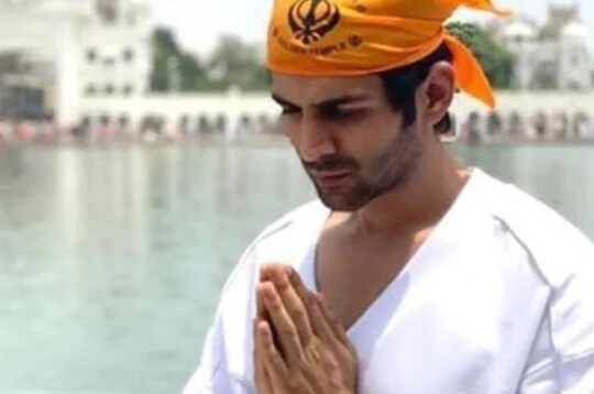 হিউমার ছেড়ে নেমে এসেছেন দর্শনের রাস্তায়, ক'দিনেই এ কী পরিবর্তন কার্তিক আরিয়ানের!
