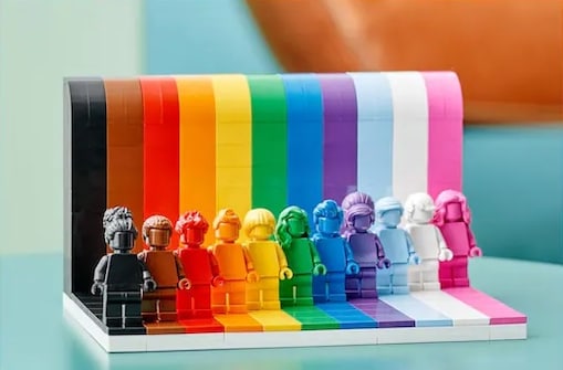 Lego Toys: রূপান্তরকামীদের মর্যাদায় রামধনু রঙের সুন্দর পুতুল, তাতেও কি না বিতর্ক!