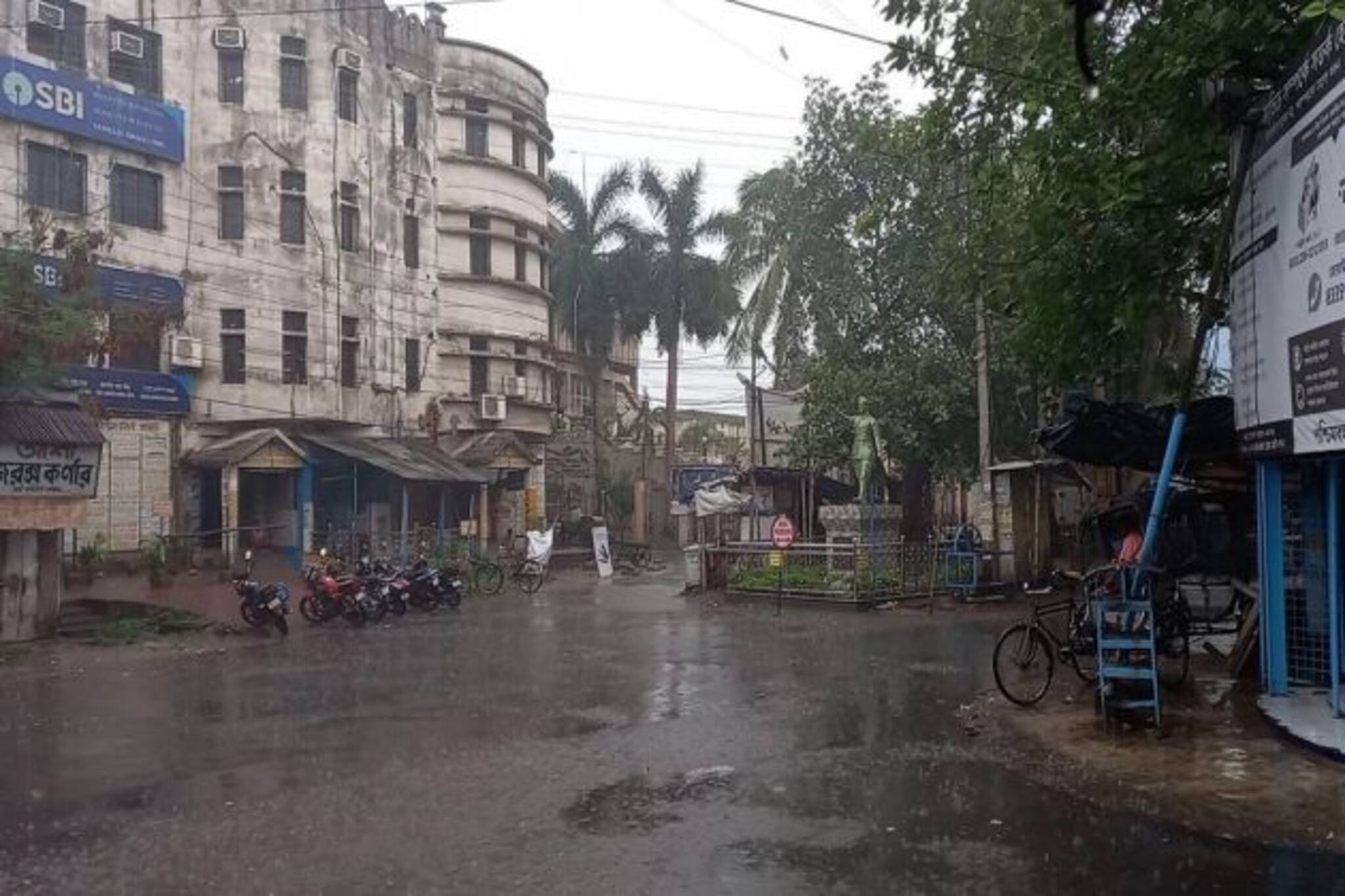 ঘূর্ণিঝড় ইয়াসের প্রভাবে আকাশ মেঘলা, হালকা থেকে মাঝারি বৃষ্টি পূর্ব বর্ধমানে