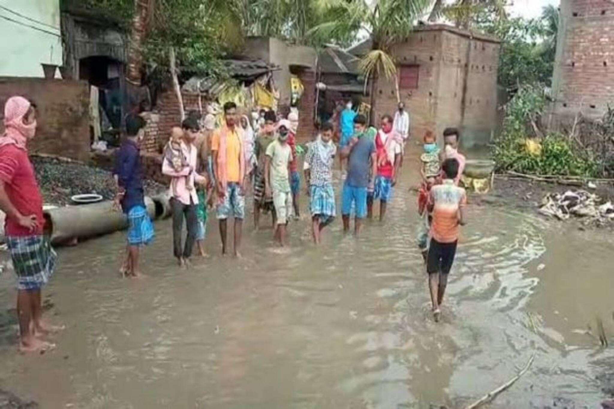 ঝড়, ভারি বৃষ্টি ধেয়ে না এলেও নদীর জলস্তরে সতর্ক নজর পূর্ব বর্ধমান জেলা প্রশাসনের