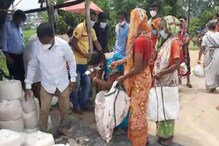 দুঃস্থ, অসহায় মানুষদের হাতে চাল, আলু ও মাস্ক তুলে তুলে দিলেন রায়গঞ্জের ক্ষিতিশ দুঃস্থ, অসহায় মানুষদের হাতে চাল, আলু ও মাস্ক তুলে তুলে দিলেন রায়গঞ্জের ক্ষিতিশ