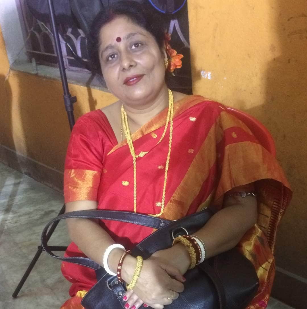 ১৯৬৬ সালে জন্ম হয় অরিজিতের মা অদিতির। এই মাই ছিলেন গায়কের অনুপ্রেরণা। তিনিই চাইতেন ছেলে গায়ক হোক। মায়ের হাত ধরেই মূর্ছনা সংগীত মহাবিদ্যালয় এ পন্ডিত রাজেন্দ্র প্রসাদ হাজারীর কাছে উচ্চাঙ্গ সংগীত আর ধীরেন্দ্র প্রসাদ হাজারির কাছে তবলা শিখতে গেছিল অরিজিৎ। তারপর গানের কথা তো আমাদের সকলের জানা। photo source collected ১৯৬৬ সালে জন্ম হয় অরিজিতের মা অদিতির। এই মাই ছিলেন গায়কের অনুপ্রেরণা। তিনিই চাইতেন ছেলে গায়ক হোক। মায়ের হাত ধরেই মূর্ছনা সংগীত মহাবিদ্যালয় এ পন্ডিত রাজেন্দ্র প্রসাদ হাজারীর কাছে উচ্চাঙ্গ সংগীত আর ধীরেন্দ্র প্রসাদ হাজারির কাছে তবলা শিখতে গেছিল অরিজিৎ। তারপর গানের কথা তো আমাদের সকলের জানা। photo source collected
