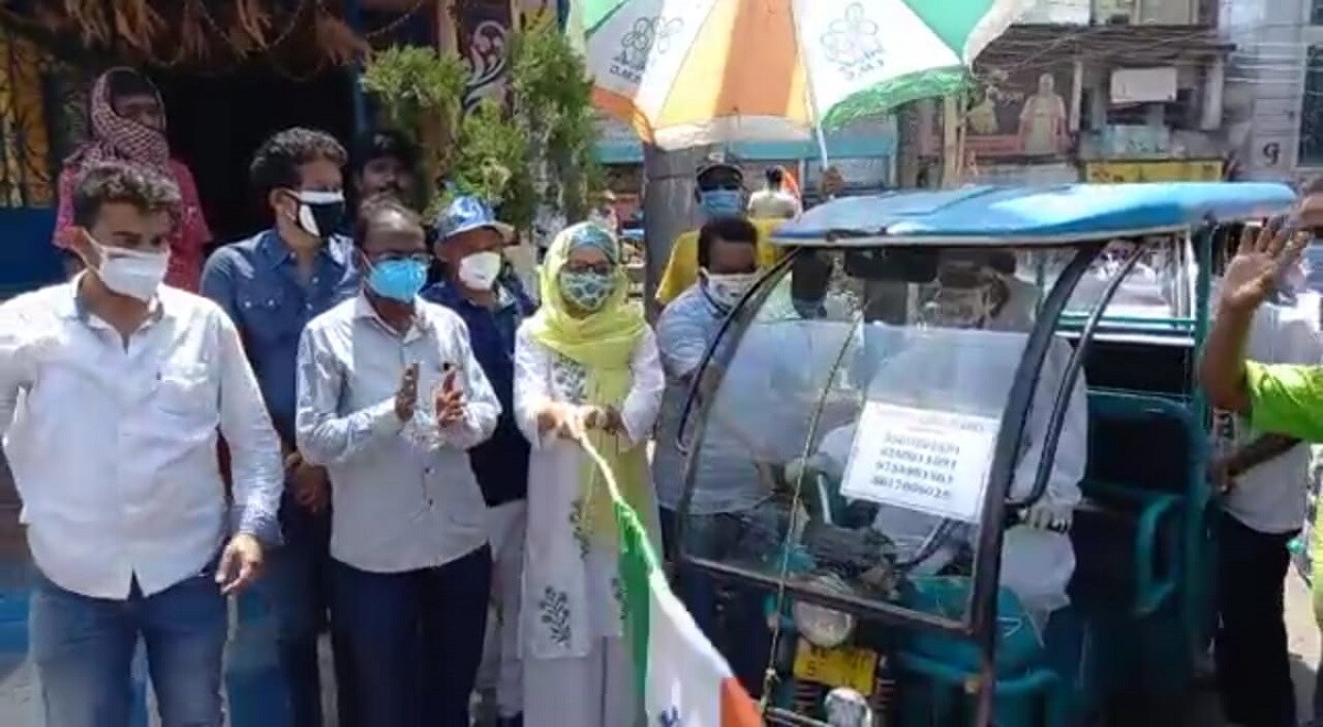 তাদের হাসপাতাল পৌছানো এবং হাসপাতাল থেকে বাড়ি পৌঁছে দেওয়ার কাজ করবে। এদিন এই টোটো অ্যাম্বুলেন্স চালকদের পিপিই কিটও দেওয়া হয়। তাদের হাসপাতাল পৌছানো এবং হাসপাতাল থেকে বাড়ি পৌঁছে দেওয়ার কাজ করবে। এদিন এই টোটো অ্যাম্বুলেন্স চালকদের পিপিই কিটও দেওয়া হয়।