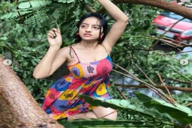 ছবি ও ভিডিও ইনস্টাগ্রামে পোস্ট করে দীপিকা ক্যাপশন করেছেন, 'ঝড়কে তুমি রুখতে পারবে না, তাই চেষ্টাও কোরো না'। তিনি আরও লিখেছেন, 'এই ঝড়টা খুবই ভয়াবহ, এবং আমার মন তাঁদের জন্য কাঁদছে যাঁরা এই ঝড়ে ক্ষতিগ্রস্ত হয়েছেন। আমার লক্ষ্য আরও বেশি করে বৃক্ষরোপণ। আমি ইতিবাচকতা ছড়ানো বন্ধ করব না, এবং এটাই খুশি থাকার একমাত্র পথ।' ছবি ও ভিডিও ইনস্টাগ্রামে পোস্ট করে দীপিকা ক্যাপশন করেছেন, 'ঝড়কে তুমি রুখতে পারবে না, তাই চেষ্টাও কোরো না'। তিনি আরও লিখেছেন, 'এই ঝড়টা খুবই ভয়াবহ, এবং আমার মন তাঁদের জন্য কাঁদছে যাঁরা এই ঝড়ে ক্ষতিগ্রস্ত হয়েছেন। আমার লক্ষ্য আরও বেশি করে বৃক্ষরোপণ। আমি ইতিবাচকতা ছড়ানো বন্ধ করব না, এবং এটাই খুশি থাকার একমাত্র পথ।'