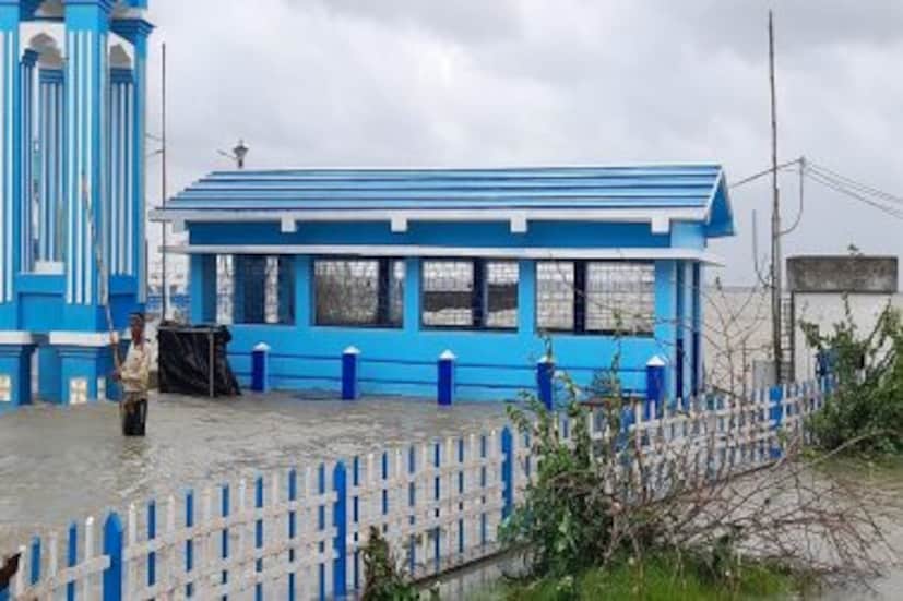 অন্যদিকে, দুপুরের মধ্যেই ওড়িশায় ঘূর্ণিঝড় ইয়াসের ল্যান্ডফল করার পূর্বাভাস ছিল। মৌসম ভবন সূত্রে খবর, অতি শক্তিশালী এই ঘূর্ণিঝড় তীব্র গতিবেগে এগিয়ে আর তা ওড়িশার ভদ্রক জেলার ধামরা এবং বালেশ্বরের মধ্যবর্তী উপকূলভাগে আছড়ে পড়তে চলেছে। সেই মতো সকাল সাড়ে ন'টা থেকেই ওড়িশার ধামরায় ও বালেশ্বরে আছড়ে পড়ল ইয়াস। মৌসম ভবন সূত্রে খবর,  প্রায় সাড়ে তিন ঘণ্টা ধরে তাণ্ডব চালিয়েছে ঘূর্ণিঝড় ইয়াস। এই মুহূর্তে ল্যান্ডফল শেষ হয়েছে ইয়াসের।