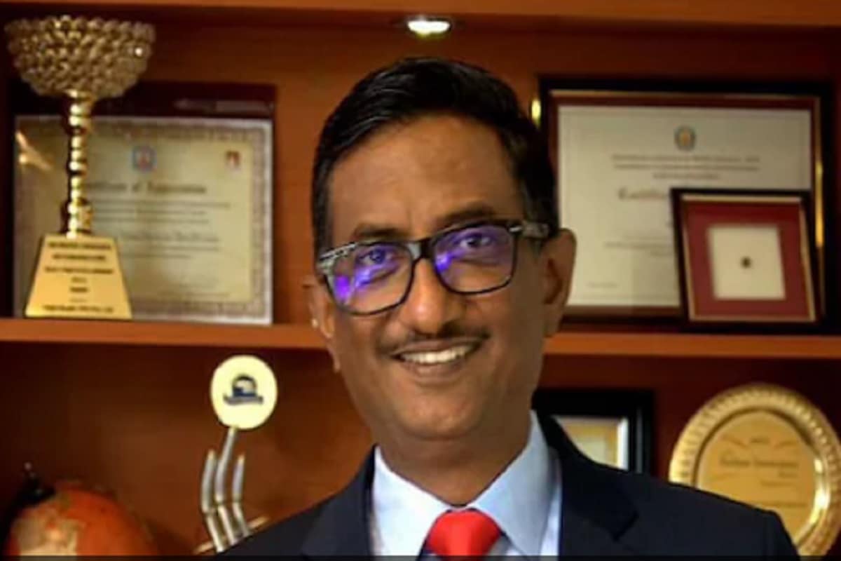 পেশায় মেকানিক্যাল ইঞ্জিনিয়ার ৷ ভালবেসেই এমবিএ মার্কেটিং নিয়ে লেখাপড়া শুরু করেন পরে ৷ হাচিসন টেলিকমের প্রধানের দায়িত্বে ৷ তারপরেও বিলাসবহুল কর্পোরেট জীবন পরিত্যাগ করেছেন ৷ কারণ দেশে বৃদ্ধ বাবা-মা একা আছেন ৷ তাঁদর সেবা প্রয়োজন ৷ পেশায় মেকানিক্যাল ইঞ্জিনিয়ার ৷ ভালবেসেই এমবিএ মার্কেটিং নিয়ে লেখাপড়া শুরু করেন পরে ৷ হাচিসন টেলিকমের প্রধানের দায়িত্বে ৷ তারপরেও বিলাসবহুল কর্পোরেট জীবন পরিত্যাগ করেছেন ৷ কারণ দেশে বৃদ্ধ বাবা-মা একা আছেন ৷ তাঁদর সেবা প্রয়োজন ৷