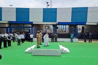 ঠিক যেমন ছোট করে হয়েছিল শপথগ্রহণ অনুষ্ঠান, তেমনই ছোট করেই সারা হল নবান্নে গার্ড অফ অনুষ্ঠান। অনুষ্ঠান পর্ব সাঙ্গ হতেই লিফটে উঠে ১৪ তল্লায় রওনা হলেন মমতা বন্দ্যোপাধ্যায়। এদিন করোনা নিয়ে প্রথম বৈঠক করেন মুখ্যমন্ত্রী। ঠিক যেমন ছোট করে হয়েছিল শপথগ্রহণ অনুষ্ঠান, তেমনই ছোট করেই সারা হল নবান্নে গার্ড অফ অনুষ্ঠান। অনুষ্ঠান পর্ব সাঙ্গ হতেই লিফটে উঠে ১৪ তল্লায় রওনা হলেন মমতা বন্দ্যোপাধ্যায়। এদিন করোনা নিয়ে প্রথম বৈঠক করেন মুখ্যমন্ত্রী।