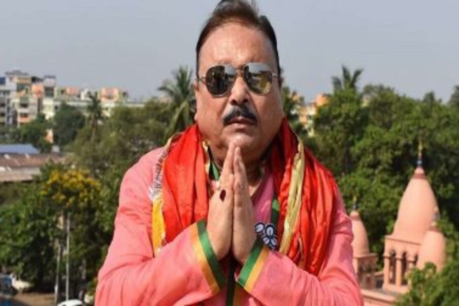  ভোট মিটতেই ফের নারদকাণ্ডে তৎপরতা। নারদ মামলায় তৎকালীন চার মন্ত্রী, বর্তমানে রাজ্যের দুই মন্ত্রী ফিরহাদ হাকিম, সুব্রত মুখোপাধ্যায়, বিধায়ক মদন মিত্র ও প্রাক্তন বিধায়ক শোভন চট্টোপাধ্যায়কে গ্রেফতার করেছে সিবিআই। পাঁচ বছর আগে ২০১৬ সালের ১৪ মার্চ নারদকাণ্ডের ফুটেজ ফাঁস করেছিলেন ম্যাথু স্যামুয়েল। পরে দীর্ঘ টালবাহানা ও রাজনৈতির চাপানউতোরের পর শেষ পর্যন্ত সোমবার নারদকাণ্ডে চার্জশিট পেশ করতে চলেছে সিবিআই। প্রত্যেককেই নিজাম প্যালেসে নিয়ে যাওয়া হয়েছে।