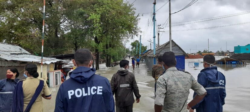 প্রশাসন সূত্রে খবর, পূর্ণিমার ভরা কোটালের সঙ্গে ঘূর্ণিঝড়ের কারণে সমুদ্রের জলের স্তর বৃদ্ধি পেয়েছে। তাই কাকদ্বীপ, নামখানা, পাথরপ্রতিমা ও সাগরদ্বীপের বাঁধ ভেঙে জলমগ্ন হয়ে পড়েছে।