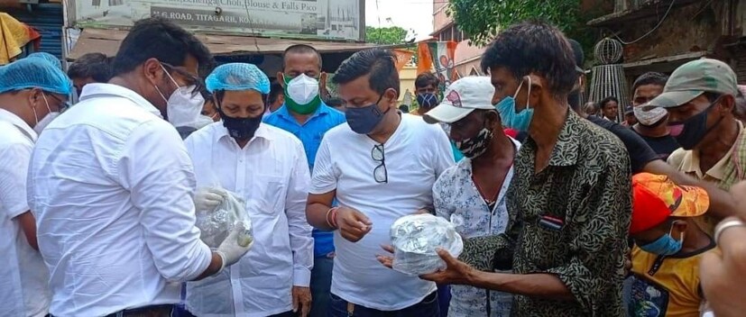 এলাকার মানুষদের বিতরণ করেন মাস্ক এবং স্যানিটাইজার ৷ শুধু তাই নয় নিজের হাতে সকলকে মাস্ক পরিয়ে দেন রাজ চক্রবর্তী ৷ Photo Courtesy: Kankurgachi TMC Chhatra Parishad/Raj Chakraborty
