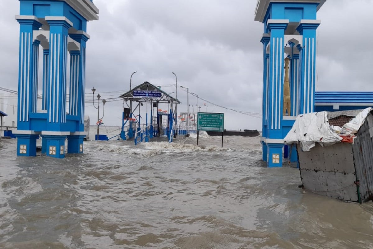 শুক্রবার ক্ষতিগ্রস্ত এলাকা পরিদর্শনে যাবেন মুখ্যমন্ত্রী মমতা বন্দ্যোপাধ্যায়। ঘূর্ণিঝড় ইয়াস নিয়ে সাংবাদিক বৈঠকে জানালেন তিনি। অতি শক্তিশালী ওই ঘূর্ণিঝড়ের প্রভাবে দক্ষিণ ২৪ পরগনা, পূর্ব ও পশ্চিম মেদিনীপুর জেলার একাধিক এলাকা ক্ষতিগ্রস্ত হয়েছে। ভরা কোটালের কারণে জলস্তর বেড়ে গিয়ে সুন্দরবনের একাধিক জায়গা প্লাবিত হয়েছে। সেই সব এলাকাতেই পরিদর্শনে যাবেন মুখ্যমন্ত্রী। শুক্রবার ক্ষতিগ্রস্ত এলাকা পরিদর্শনে যাবেন মুখ্যমন্ত্রী মমতা বন্দ্যোপাধ্যায়। ঘূর্ণিঝড় ইয়াস নিয়ে সাংবাদিক বৈঠকে জানালেন তিনি। অতি শক্তিশালী ওই ঘূর্ণিঝড়ের প্রভাবে দক্ষিণ ২৪ পরগনা, পূর্ব ও পশ্চিম মেদিনীপুর জেলার একাধিক এলাকা ক্ষতিগ্রস্ত হয়েছে। ভরা কোটালের কারণে জলস্তর বেড়ে গিয়ে সুন্দরবনের একাধিক জায়গা প্লাবিত হয়েছে। সেই সব এলাকাতেই পরিদর্শনে যাবেন মুখ্যমন্ত্রী।