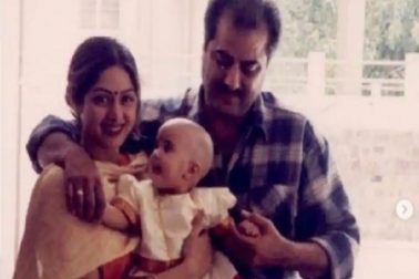 প্রতিবারের মতো জাহ্নবী কাপুর এবারও প্রয়াত অভিনেত্রী তাঁর মা শ্রীদেবীর ছবি শেয়ার করেছেন। ছবিতে ছোট্ট জাহ্নবীকে কোলে নিয়ে রয়েছেন শ্রী। পাশে দাঁড়িয়ে বাবা বনি কাপুর। জাহ্নবী লিখেছেন, 'আমার মা'। প্রতিবারের মতো জাহ্নবী কাপুর এবারও প্রয়াত অভিনেত্রী তাঁর মা শ্রীদেবীর ছবি শেয়ার করেছেন। ছবিতে ছোট্ট জাহ্নবীকে কোলে নিয়ে রয়েছেন শ্রী। পাশে দাঁড়িয়ে বাবা বনি কাপুর। জাহ্নবী লিখেছেন, 'আমার মা'।