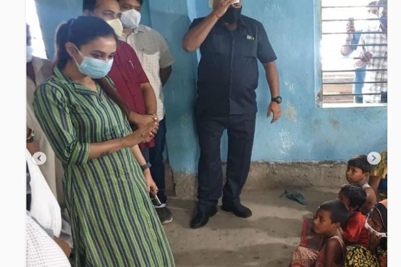 একে করোনায় নাজেহল রাজ্যের মানুষ। চলছে লকডাউন। তার মধ্যেই থাবা বসিয়েছে ঘূর্ণিঝড় ইয়াস। ইয়াসে বিপর্যস্ত হয়েছে বহু মানুষের জীবন। ত্রাণ শিবিরে আশ্রয় নিয়েছেন বহু মানুষ। এবার নিজের এলাকার মানুষের পাশে দাঁড়ালেন সাংসদ- অভিনেত্রী মিমি চক্রবর্তী। আমফানের সময়েও তিনি ছিলেন মানুষের পাশে। একে করোনায় নাজেহল রাজ্যের মানুষ। চলছে লকডাউন। তার মধ্যেই থাবা বসিয়েছে ঘূর্ণিঝড় ইয়াস। ইয়াসে বিপর্যস্ত হয়েছে বহু মানুষের জীবন। ত্রাণ শিবিরে আশ্রয় নিয়েছেন বহু মানুষ। এবার নিজের এলাকার মানুষের পাশে দাঁড়ালেন সাংসদ- অভিনেত্রী মিমি চক্রবর্তী। আমফানের সময়েও তিনি ছিলেন মানুষের পাশে।