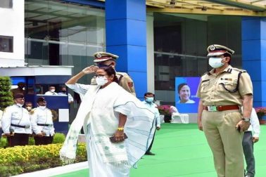 নবান্নে ঢোকার আগে গার্ড অব অনার দেওয়া হয় মুখ্যমন্ত্রীকে। বিধানচন্দ্র রায়, জ্যোতি বসুর পর মমতাই তৃতীয় বারের জন্য মুখ্যমন্ত্রী হচ্ছেন। নবান্নে ঢোকার আগে গার্ড অব অনার দেওয়া হয় মুখ্যমন্ত্রীকে। বিধানচন্দ্র রায়, জ্যোতি বসুর পর মমতাই তৃতীয় বারের জন্য মুখ্যমন্ত্রী হচ্ছেন।