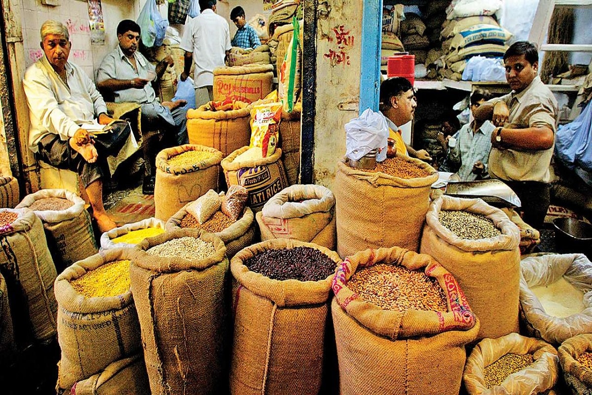 • রবিবার প্রকাশিত এক নির্দেশিকায় কেন্দ্রীয় খাদ্য মন্ত্রকের তরফে জানানো হয়েছে, সপ্তাহের সাত দিনই রেশন দোকান খোলা রাখতে হবে রাজ্যকে । সেই দোকান থেকে ভর্তুকিযুক্ত এবং বিনামূল্যের সামগ্রী দরিদ্রদের হাতে তুলেও দিতে হবে । লকডাউনের আওতায় এনে কোনও রেশন দোকান বন্ধ করা যাবে না । • রবিবার প্রকাশিত এক নির্দেশিকায় কেন্দ্রীয় খাদ্য মন্ত্রকের তরফে জানানো হয়েছে, সপ্তাহের সাত দিনই রেশন দোকান খোলা রাখতে হবে রাজ্যকে । সেই দোকান থেকে ভর্তুকিযুক্ত এবং বিনামূল্যের সামগ্রী দরিদ্রদের হাতে তুলেও দিতে হবে । লকডাউনের আওতায় এনে কোনও রেশন দোকান বন্ধ করা যাবে না ।