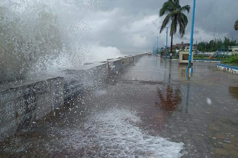 ঘরের কাছেই ফুঁসছে ঘূর্ণিঝড় ইয়াস। ঘূর্ণিঝড়ের মোকাবিলায় সবরকম প্রস্তুতি নিয়ে রাখা হয়েছে ৷ মৌসম ভবনের প্রকাশিত বুলেটিন অনুযায়ী অতি শক্তিশালী ঘূর্ণিঝড় তীব্র গতিবেগে এগিয়ে আসছে ৷ মৌসম ভবনের বুলেটিনে বলা হয়েছে, ইয়াস স্থলভাগে আছড়ে পড়ার আগে আজ, বুধবার ভোর সাড়ে ৫টা নাগাদ উত্তর বঙ্গোপসাগরে ঘূর্ণিঝড়ের গতিবেগ ১৩০ থেকে ১৪০ কিলোমিটার হবে, সর্বোচ্চ (গাস্টিং) ১৫৫ কিলোমিটার হতে পারে। ওড়িশার বালেশ্বর এবং ধামরা বন্দরের মধ্যবর্তী জায়গায় আছড়ে পড়বে এই ঘূর্ণিঝড় ৷ ল্যান্ডফলের সময়ে লক্ষ্যস্থলে ঘণ্টায় ১৫৫-১৬৫ কিমি বেগে ঝড় বইবে ৷ সঙ্গে হবে অতি প্রবল বৃষ্টি৷ আপনিও নিজের ফোনে বা ল্যাপটপে দেখতে পাবেন এই মুহূর্তে ঠিক কোথায় রয়েছে ঘূর্ণিঝড় আমফান। জেনে নিন কী সেই অ্যাপগুলি ঘরের কাছেই ফুঁসছে ঘূর্ণিঝড় ইয়াস। ঘূর্ণিঝড়ের মোকাবিলায় সবরকম প্রস্তুতি নিয়ে রাখা হয়েছে ৷ মৌসম ভবনের প্রকাশিত বুলেটিন অনুযায়ী অতি শক্তিশালী ঘূর্ণিঝড় তীব্র গতিবেগে এগিয়ে আসছে ৷ মৌসম ভবনের বুলেটিনে বলা হয়েছে, ইয়াস স্থলভাগে আছড়ে পড়ার আগে আজ, বুধবার ভোর সাড়ে ৫টা নাগাদ উত্তর বঙ্গোপসাগরে ঘূর্ণিঝড়ের গতিবেগ ১৩০ থেকে ১৪০ কিলোমিটার হবে, সর্বোচ্চ (গাস্টিং) ১৫৫ কিলোমিটার হতে পারে। ওড়িশার বালেশ্বর এবং ধামরা বন্দরের মধ্যবর্তী জায়গায় আছড়ে পড়বে এই ঘূর্ণিঝড় ৷ ল্যান্ডফলের সময়ে লক্ষ্যস্থলে ঘণ্টায় ১৫৫-১৬৫ কিমি বেগে ঝড় বইবে ৷ সঙ্গে হবে অতি প্রবল বৃষ্টি৷ আপনিও নিজের ফোনে বা ল্যাপটপে দেখতে পাবেন এই মুহূর্তে ঠিক কোথায় রয়েছে ঘূর্ণিঝড় আমফান। জেনে নিন কী সেই অ্যাপগুলি