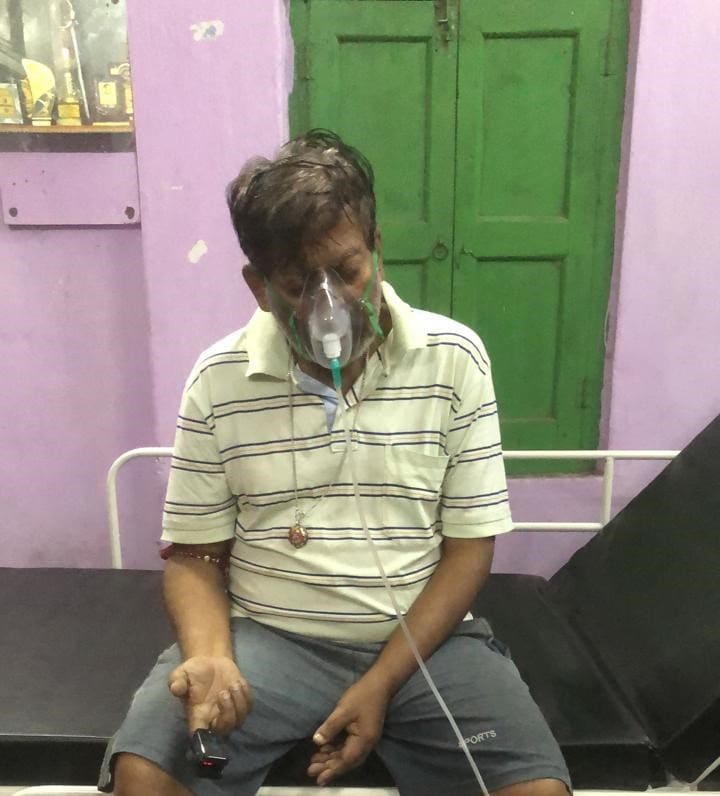 এই ফাউন্ডেশনটি সপ্তাহের ৭ দিন ২৪ ঘণ্টা বিনামূল্যে রোগীদের অক্সিজেন দেওয়ার জন্য কলকাতায় পাঁচটি কেন্দ্র গড়ে তুলেছে যা সম্পূর্ণরূপেই সাধারণ মানুষের এবং এনআরআই-দের দানের অর্থে পরিচালিত। অক্সিজোন কেন্দ্রগুলি গড়ে তোলা হয়েছে সল্টলেক, যাদবপুর, সোদপুরে একটি করে এবং খিদিরপুরে দুটি। পরবর্তী কেন্দ্রটি শীঘ্রই কার্যকরী হয়ে উঠবে ভবানীপুরে। অক্সিজোনের প্রতিষ্ঠাতা সদস্যদের মধ্যে একজন গার্গী ভট্ট্যাচার্য্য জানান - এই ফাউন্ডেশনটি সপ্তাহের ৭ দিন ২৪ ঘণ্টা বিনামূল্যে রোগীদের অক্সিজেন দেওয়ার জন্য কলকাতায় পাঁচটি কেন্দ্র গড়ে তুলেছে যা সম্পূর্ণরূপেই সাধারণ মানুষের এবং এনআরআই-দের দানের অর্থে পরিচালিত। অক্সিজোন কেন্দ্রগুলি গড়ে তোলা হয়েছে সল্টলেক, যাদবপুর, সোদপুরে একটি করে এবং খিদিরপুরে দুটি। পরবর্তী কেন্দ্রটি শীঘ্রই কার্যকরী হয়ে উঠবে ভবানীপুরে। অক্সিজোনের প্রতিষ্ঠাতা সদস্যদের মধ্যে একজন গার্গী ভট্ট্যাচার্য্য জানান -