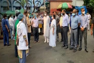 মুখ্যমন্ত্রী হিসাবে শপথ গ্রহণের পরেই একের পর এক তৎপরতা। প্রথমেই কোভিড বৈঠক, সেখান থেকে সাংবাদিক বৈঠকে একাধিক নতুন বিধিনিষেধ ঘোষণা। এসব সেরেই সোজা হাসপাতালে পরিদর্শনে বেরিয়ে পড়লেন মমতা বন্দোপাধ্যায়। আজ মুখ্যমন্ত্রী হিসেবে শপথ নেওয়ার দিনে প্রথমে শম্ভুনাথ পণ্ডিত হাসপাতাল ও পরে পুলিশ হাসপাতালেে যান তিনি। তাঁর সঙ্গে ছিলেন ফিরহাদ হাকিম ও কলকাতা পুলিশ কমিশনার সোমেন মিত্র। মুখ্যমন্ত্রী হিসাবে শপথ গ্রহণের পরেই একের পর এক তৎপরতা। প্রথমেই কোভিড বৈঠক, সেখান থেকে সাংবাদিক বৈঠকে একাধিক নতুন বিধিনিষেধ ঘোষণা। এসব সেরেই সোজা হাসপাতালে পরিদর্শনে বেরিয়ে পড়লেন মমতা বন্দোপাধ্যায়। আজ মুখ্যমন্ত্রী হিসেবে শপথ নেওয়ার দিনে প্রথমে শম্ভুনাথ পণ্ডিত হাসপাতাল ও পরে পুলিশ হাসপাতালেে যান তিনি। তাঁর সঙ্গে ছিলেন ফিরহাদ হাকিম ও কলকাতা পুলিশ কমিশনার সোমেন মিত্র।