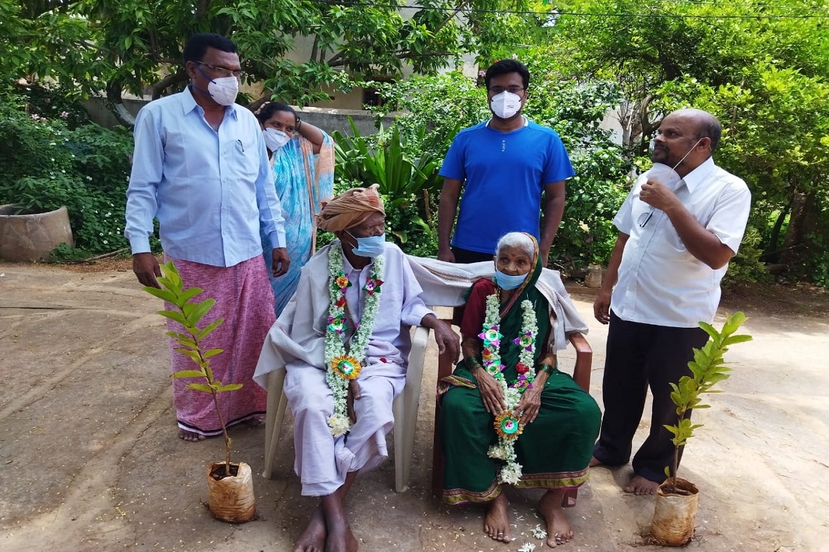 #বেলারি: কোভিড ১৯-এর সংক্রমণ নিয়ে এই যে দেশে একটা আতঙ্কের পরিবেশ তৈরি হয়েছে, তার নেপথ্যে কারণ আছে অনেকগুলোই! কিন্তু প্রতিকূল পরিবেশে আতঙ্কে ভুগলে যে মনের জোর কমে যায়, তখন প্রতিবন্ধকতা গ্রাস করে নেয় সহজেই, সেই কথাটাই এবার সকলের সামনে তুলে ধরলেন বেলারি জেলার তমবরগুড়ি গ্রামে ১০০ বছর পার করে দেওয়া এক কৃষকদম্পতি। ১০৩ বছরের ইরান্না এবং তাঁর ১০১ বছরের স্ত্রী ইরাম্মার অভিমত- কোনও পরিস্থিতিতেই ভেঙে পড়লে চলবে না, মনে জোর ধরে রাখতে হবে, জীবনের ইতিবাচক দিক খুঁজে নিয়ে থাকতে হবে সুখে। দম্পতির দাবি- এটা করে উঠতে পেরেছেন বলেই আজ ৭ সন্তান, পৌত্র-প্রৌত্রী, এবং প্রপৌত্র-প্রপ্রৌত্রীদের নিয়ে সুখে ভরে উঠেছে তাঁদের পরিবার। #বেলারি: কোভিড ১৯-এর সংক্রমণ নিয়ে এই যে দেশে একটা আতঙ্কের পরিবেশ তৈরি হয়েছে, তার নেপথ্যে কারণ আছে অনেকগুলোই! কিন্তু প্রতিকূল পরিবেশে আতঙ্কে ভুগলে যে মনের জোর কমে যায়, তখন প্রতিবন্ধকতা গ্রাস করে নেয় সহজেই, সেই কথাটাই এবার সকলের সামনে তুলে ধরলেন বেলারি জেলার তমবরগুড়ি গ্রামে ১০০ বছর পার করে দেওয়া এক কৃষকদম্পতি। ১০৩ বছরের ইরান্না এবং তাঁর ১০১ বছরের স্ত্রী ইরাম্মার অভিমত- কোনও পরিস্থিতিতেই ভেঙে পড়লে চলবে না, মনে জোর ধরে রাখতে হবে, জীবনের ইতিবাচক দিক খুঁজে নিয়ে থাকতে হবে সুখে। দম্পতির দাবি- এটা করে উঠতে পেরেছেন বলেই আজ ৭ সন্তান, পৌত্র-প্রৌত্রী, এবং প্রপৌত্র-প্রপ্রৌত্রীদের নিয়ে সুখে ভরে উঠেছে তাঁদের পরিবার।
