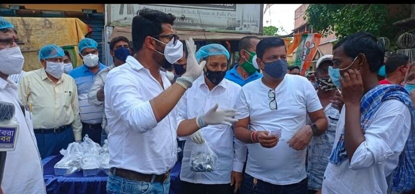  ভোটের সময় দেওয়া কোনও প্রতিশ্রুতি যে মিথ্যা নয়, এই কঠিন সময় মানুষের সেবা করে প্রমাণ করলেন রাজ চক্রবর্তী ৷ Photo Courtesy: Kankurgachi TMC Chhatra Parishad/Raj Chakraborty