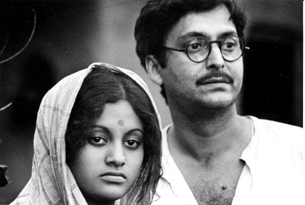 পঞ্চাশের মন্বন্তরকে কেন্দ্র করে 'অশনি সংকেত'। এ মন্বন্তর কোনও কোনও প্রাকৃতিক দুর্যোগের ফল নয়, মানুষের প্রলোভন ও অন্যায় কাজের পরিণতি। এই সর্বনাশের কালো ছায়া প্রত্যক্ষ করেছিলেন সত্যজিত নিজেও। এই কারণেই বিভূতিভূষণের 'অশনি সংকেত' উপন্যাসটির প্রতি সত্যজিতের দুর্বলতা ছিল। জাতপাতের বিরুদ্ধে বুদ্ধিদীপ্ত প্রতিবাদ ফুটে উঠেচে ছবিজুড়ে। জাতপাতের সমস্যা আরও দৃঢ়ভাবে ফুটে ওঠে 'সদগতি' ছবিতে... ব্রাহ্মণ ঘসিরাম দুখী চামারের শব না ছুঁয়ে দড়ি দিয়ে টেনে নিয়ে যাবে, দুখীর বউয়ের কান্না, কাঠের উপর কুড়ুলের ফলা... পঞ্চাশের মন্বন্তরকে কেন্দ্র করে 'অশনি সংকেত'। এ মন্বন্তর কোনও কোনও প্রাকৃতিক দুর্যোগের ফল নয়, মানুষের প্রলোভন ও অন্যায় কাজের পরিণতি। এই সর্বনাশের কালো ছায়া প্রত্যক্ষ করেছিলেন সত্যজিত নিজেও। এই কারণেই বিভূতিভূষণের 'অশনি সংকেত' উপন্যাসটির প্রতি সত্যজিতের দুর্বলতা ছিল। জাতপাতের বিরুদ্ধে বুদ্ধিদীপ্ত প্রতিবাদ ফুটে উঠেচে ছবিজুড়ে। জাতপাতের সমস্যা আরও দৃঢ়ভাবে ফুটে ওঠে 'সদগতি' ছবিতে... ব্রাহ্মণ ঘসিরাম দুখী চামারের শব না ছুঁয়ে দড়ি দিয়ে টেনে নিয়ে যাবে, দুখীর বউয়ের কান্না, কাঠের উপর কুড়ুলের ফলা...