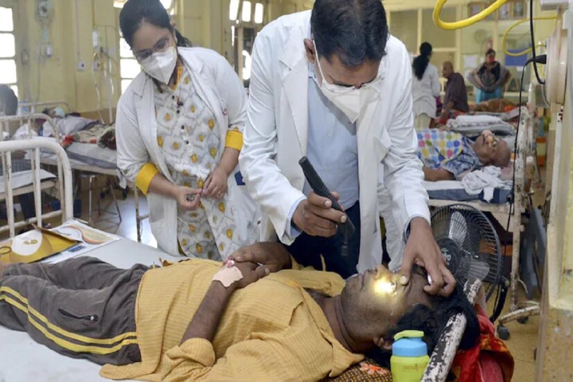 ইতিমধ্যেই ব্ল্যাক ফাঙ্গাসকে মহামারী আখ্যা দিয়েছে কেন্দ্র। বহু রাজ্যেই ব্যাপক হারে ছড়াচ্ছে এই নতুন আতঙ্ক। বাদ নেই বাংলাও। শুক্রবার মৃত্যুর পর এবার আরও এক ব্ল্যাক ফাঙ্গাস আক্রান্তের খোঁজ মিলল। মধ্যবয়স্ক এক করোনা জয়ী ফের মিউকরমাইকোসিসে আক্রান্ত হয়েছেন বলে খবর। তিনি ভর্তি আরএন টেগোর হাসপাতালে। সূত্রের খবর, করোনা মুক্ত হয়ে বাড়ি যাওয়ার পর ফের অসুস্থ হন। এরপর ফের তাঁকে হাসপাতালে ভর্তি করা হল, তাঁর শরীরে মিউকরমাইকোসিসের হদিশ মেলে। 
