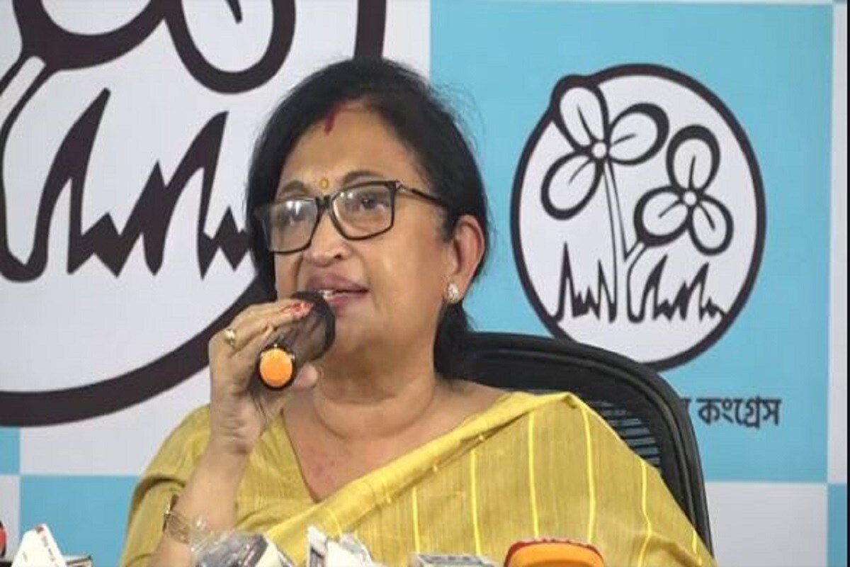 গুরুত্বের নিরিখে নিঃসন্দেহে মন্ত্রিসভায় বড় দায়িত্ব পেলেন মমতা বন্দ্যোপাধ্যায়ের আর এক আস্থাভাজন মন্ত্রী চন্দ্রিমা ভট্টাচার্য৷ ফিরহাদ হাকিমের কাছ থেকে পুর ও নগরোন্নয়ন দফতরের দায়িত্ব নিয়ে চন্দ্রিমাকে দিয়েছেন তিনি৷ এর সঙ্গেই স্বাধীন দায়িত্বপ্রাপ্ত মন্ত্রী হিসেবে স্বাস্থ্য ও পরিবার কল্যাণ, ভূমি এবং ভূমি সংস্কার ও উদ্বাস্তু পুনর্বাসন দফতরের মতো গুরুত্বপূর্ণ দায়িত্ব পেয়েছেন দমদম উত্তরের বিধায়ক৷ গুরুত্বের নিরিখে নিঃসন্দেহে মন্ত্রিসভায় বড় দায়িত্ব পেলেন মমতা বন্দ্যোপাধ্যায়ের আর এক আস্থাভাজন মন্ত্রী চন্দ্রিমা ভট্টাচার্য৷ ফিরহাদ হাকিমের কাছ থেকে পুর ও নগরোন্নয়ন দফতরের দায়িত্ব নিয়ে চন্দ্রিমাকে দিয়েছেন তিনি৷ এর সঙ্গেই স্বাধীন দায়িত্বপ্রাপ্ত মন্ত্রী হিসেবে স্বাস্থ্য ও পরিবার কল্যাণ, ভূমি এবং ভূমি সংস্কার ও উদ্বাস্তু পুনর্বাসন দফতরের মতো গুরুত্বপূর্ণ দায়িত্ব পেয়েছেন দমদম উত্তরের বিধায়ক৷