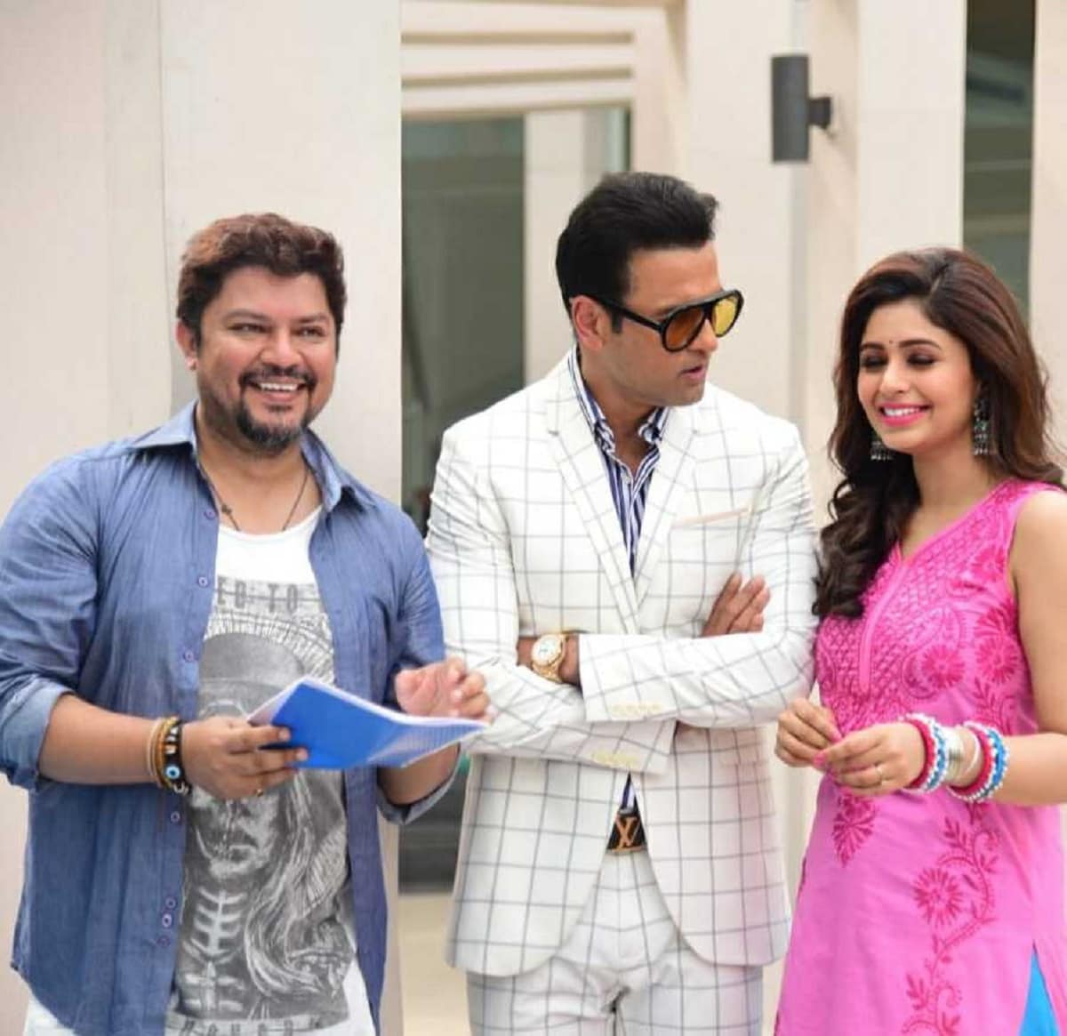 ছবি সম্পর্কে রোহিত বললেন, 'আমি রাম কমলকে তাঁর সাংবাদিক জীবনের শুরুর থেকেই চিনি। প্রায় হঠাৎ করেই জানতে পারি ও ছবি তৈরী করছে। আমি ওঁর পরিচালিত এশা দেওল অভিনীত 'কেক ওয়াক' ও সেলিনা জেটলি অভিনীত 'সিজনস গ্রিটিংস'। ছবি দু'টো দেখার পরে ওকে মেসেজ করেছিলাম যে আমি ওঁর সঙ্গে কাজ করতে আগ্রহী। তার কয়েক মাসের মধ্যেই রাম কমল এই ছবির জন্য আমায় যোগাযোগ করে। ছবির সাবজেক্ট আমার দূর্দান্ত লেগেছিল তাই সহজেই রাজি হয়ে যাই।' ছবি সম্পর্কে রোহিত বললেন, 'আমি রাম কমলকে তাঁর সাংবাদিক জীবনের শুরুর থেকেই চিনি। প্রায় হঠাৎ করেই জানতে পারি ও ছবি তৈরী করছে। আমি ওঁর পরিচালিত এশা দেওল অভিনীত 'কেক ওয়াক' ও সেলিনা জেটলি অভিনীত 'সিজনস গ্রিটিংস'। ছবি দু'টো দেখার পরে ওকে মেসেজ করেছিলাম যে আমি ওঁর সঙ্গে কাজ করতে আগ্রহী। তার কয়েক মাসের মধ্যেই রাম কমল এই ছবির জন্য আমায় যোগাযোগ করে। ছবির সাবজেক্ট আমার দূর্দান্ত লেগেছিল তাই সহজেই রাজি হয়ে যাই।'