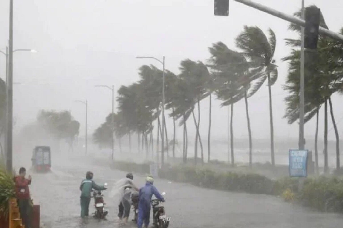 মৌসম বিভাগের তরফে জানানো হয়েছে, বর্তমানে আরব সাগরের উপরে যে নিম্নচাপ তৈরি হয়েছে তা থেকে এটা স্পষ্ট যে ১৬-১৯ মে ১৫০-১৬০ কিলোমিটার প্রতি ঘণ্টা বেগে ঘূর্ণিঝড় হওয়ার সম্ভাবনা রয়েছে ৷ মনে করা হচ্ছে মাঝে মধ্যে হাওয়ার গতি ১৭৫ কিলোমিটার প্রতি ঘণ্টাও হতে পারে ৷ মৌসম বিভাগের তরফে জানানো হয়েছে, বর্তমানে আরব সাগরের উপরে যে নিম্নচাপ তৈরি হয়েছে তা থেকে এটা স্পষ্ট যে ১৬-১৯ মে ১৫০-১৬০ কিলোমিটার প্রতি ঘণ্টা বেগে ঘূর্ণিঝড় হওয়ার সম্ভাবনা রয়েছে ৷ মনে করা হচ্ছে মাঝে মধ্যে হাওয়ার গতি ১৭৫ কিলোমিটার প্রতি ঘণ্টাও হতে পারে ৷