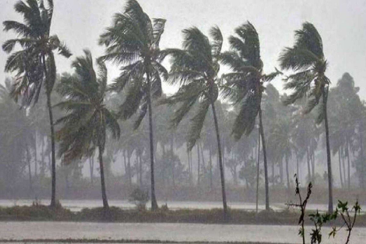 তাউকতাই ঘূর্ণিঝড়ের জেরে পশ্চিম উপকূলবর্তি রাজ্যগুলিকে সতর্ক করা হয়েছে ৷ আইএমডিএ-এর তরফে শনিবার ও রবিবার লাক্ষাদ্বীপে বেশ কিছু এলাকায় ভারী বৃষ্টির সম্ভাবনা রয়েছে ৷ ১৬ ও ১৭ মে প্রবল বৃষ্টির সম্ভাবনা রয়েছে ৷ মৎস্যজীবীদের সমুদ্রে যাওয়ার উপরে নিষেধাজ্ঞা জারি করা হয়েছে৷ তাউকতাই ঘূর্ণিঝড়ের জেরে পশ্চিম উপকূলবর্তি রাজ্যগুলিকে সতর্ক করা হয়েছে ৷ আইএমডিএ-এর তরফে শনিবার ও রবিবার লাক্ষাদ্বীপে বেশ কিছু এলাকায় ভারী বৃষ্টির সম্ভাবনা রয়েছে ৷ ১৬ ও ১৭ মে প্রবল বৃষ্টির সম্ভাবনা রয়েছে ৷ মৎস্যজীবীদের সমুদ্রে যাওয়ার উপরে নিষেধাজ্ঞা জারি করা হয়েছে৷