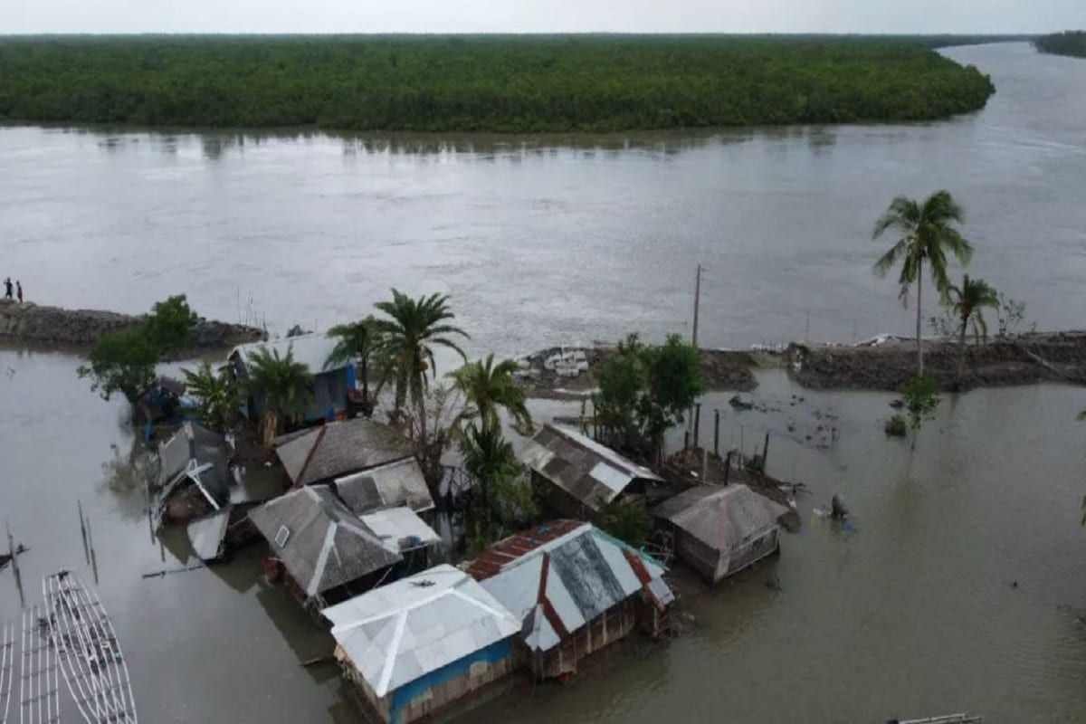 অন্যদিকে গত বছর ভয়াল ঘূর্ণিঝড় আমফানের তাণ্ডবের কথা মাথায় রেখে রাজ্য সরকারও পূর্ব মেদিনীপুর, দুই চব্বিশ পরগণার মতো জেলাগুলিতে উদ্ধারকাজের প্রস্তুতি শুরু করে দিয়েছে৷ প্রতীকী ছবি৷ Info- Biswajit Saha অন্যদিকে গত বছর ভয়াল ঘূর্ণিঝড় আমফানের তাণ্ডবের কথা মাথায় রেখে রাজ্য সরকারও পূর্ব মেদিনীপুর, দুই চব্বিশ পরগণার মতো জেলাগুলিতে উদ্ধারকাজের প্রস্তুতি শুরু করে দিয়েছে৷ প্রতীকী ছবি৷ Info- Biswajit Saha