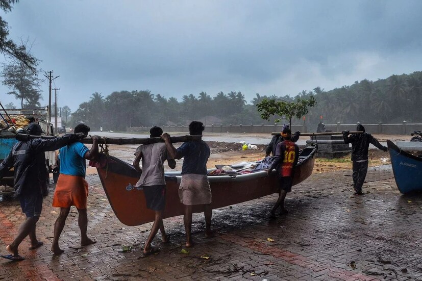 স্কাইমেটের তরফে জানানো হয়েছে, গত ২৪ ঘণ্টায় ভারতের মধ্য ও উত্তরপূর্বে প্রবল বৃষ্টি হয়েছে ৷ এজেন্সির তরফে জানানো হয়েছে, অন্ধ্রপ্রদেশের উপকূলবর্তী এলাকায়, মধ্যপ্রদেশ, মধ্য মহারাষ্ট্র, সিকিমে ভারী বৃষ্টির সম্ভাবনা রয়েছে ৷ অন্যদিকে, জম্মু কাশ্মীর, মুজ্জাফরাবাদ, তামিলনাড়ু, তেলাঙ্গনা, রাজস্থানের দক্ষিণ পূর্ব এলাকায় ও কর্নাটকে হাল্কা থেকে মাঝারি বৃষ্টির সম্ভাবনা রয়েছে ৷ মঙ্গলবার গুজরাট ও মহারাষ্ট্রের উপকূলবর্তী এলাকার বেশ কিছু জায়গায় ভারী বৃষ্টির সম্ভাবনা রয়েছে ৷ 