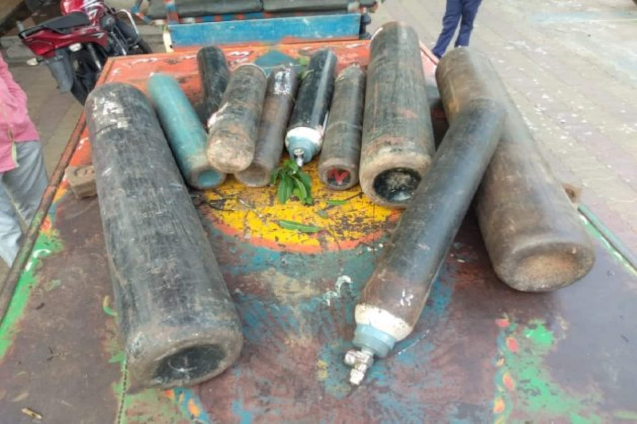 রান্নার গ্যাসের গোডাউনে লুকনো অক্সিজেন সিলিন্ডার! তুলকালাম পূর্ব বর্ধমানে