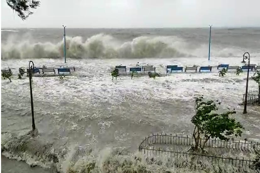 সাইক্লোন আছড়ে পড়ার আগেই লণ্ডভণ্ড হল দিঘা। উত্তাল সমুদ্র গার্ডরেল ভেঙে ‌ফেলল। গোটা দিঘা শহর জলমগ্ন। নারকেল গাছের মাথা ছুঁয়ে ফেলছে সমুদ্রের ঢেউ। দিঘার বাসিন্দারা বলছেন স্মরণকালে এই দৃশ্য আর দেখেননি।