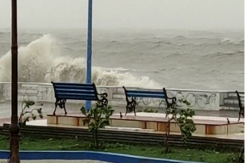 গোটা পূর্ব মেদিনীপুরেই কার্যত বন্যা পরিস্থিতি। জল ঢুকতে শুরু করেছে কন্টাইয়ে। স্থলভাগের যত কাছে আসছে ততই শক্তি বাড়াচ্ছে সাইক্লোন যশ।