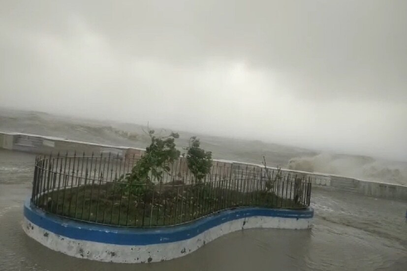 সম্পূর্ণ ভেসে গিয়েছে সমুদ্র উপকূলবর্তী গ্রামগুলি। প্রবল গতিতে জল ঢুকছে গ্রামে। 