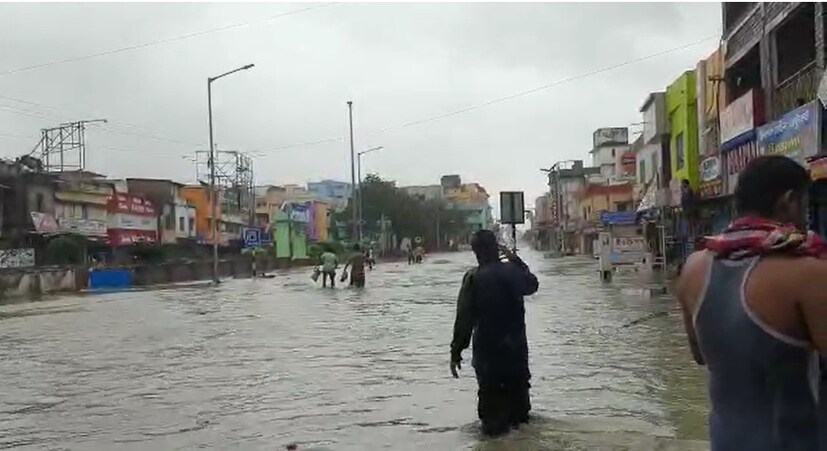 জলের তলায় তলিয়ে গিয়েছে দিঘা শহরের মূল রাস্তাও।