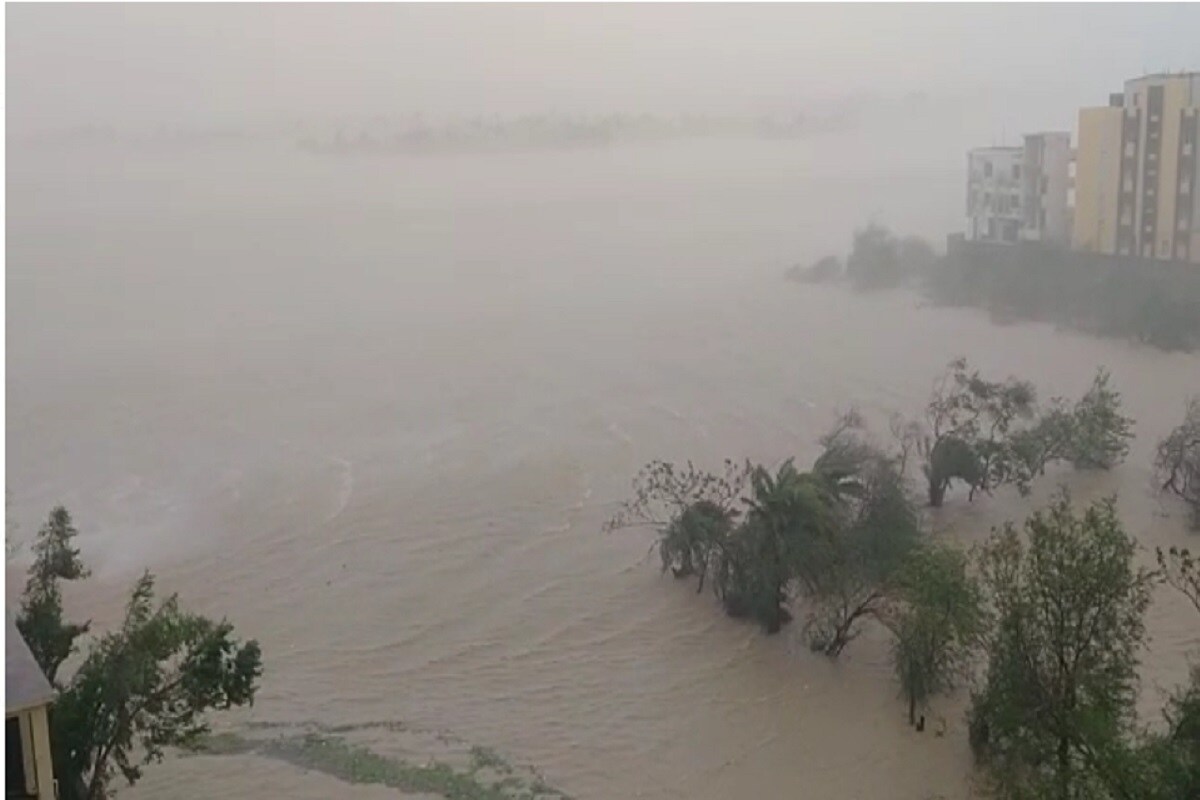 হানাদারি শুরু ইয়াসের (Cyclone Yaas Landfall)। আছড়ে পড়তে চলেছে আর কিছুক্ষণে। তার আগে তুমুল বৃষ্টি আর ঝোড়ো হাওয়ায় প্রায় তছনছ ওড়িশার ধামরা। কোথাও কোথাও গোটা গাছ ডুবে গিয়েছে। কোথাও দৃশ্যমানতা এক হাতেরও কম। দেখুন ধামরার এক্সক্লুসিভ ছবি। হানাদারি শুরু ইয়াসের (Cyclone Yaas Landfall)। আছড়ে পড়তে চলেছে আর কিছুক্ষণে। তার আগে তুমুল বৃষ্টি আর ঝোড়ো হাওয়ায় প্রায় তছনছ ওড়িশার ধামরা। কোথাও কোথাও গোটা গাছ ডুবে গিয়েছে। কোথাও দৃশ্যমানতা এক হাতেরও কম। দেখুন ধামরার এক্সক্লুসিভ ছবি।