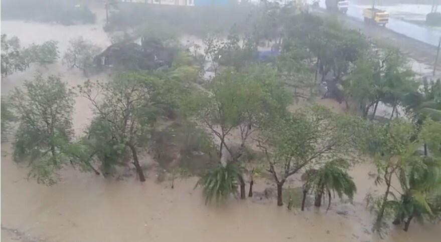 এই মুহূর্তে ধামরার থেকে অতিশক্তিশালী ঘূর্ণিঝড় ইয়াসের দূরত্ব ৪০ কিলোমিটারেরও কম। সাইক্লোন আছড়ে পড়তে পারে ১৫৫ কিলোমিটার বেগে। আবহবিদরা বলছেন, ধামরা এবং বালাসোরের মাঝামাঝি আছড়ে পড়তে পারে এই সাইক্লোন। এই মুহূর্তে ধামরার থেকে অতিশক্তিশালী ঘূর্ণিঝড় ইয়াসের দূরত্ব ৪০ কিলোমিটারেরও কম। সাইক্লোন আছড়ে পড়তে পারে ১৫৫ কিলোমিটার বেগে। আবহবিদরা বলছেন, ধামরা এবং বালাসোরের মাঝামাঝি আছড়ে পড়তে পারে এই সাইক্লোন।