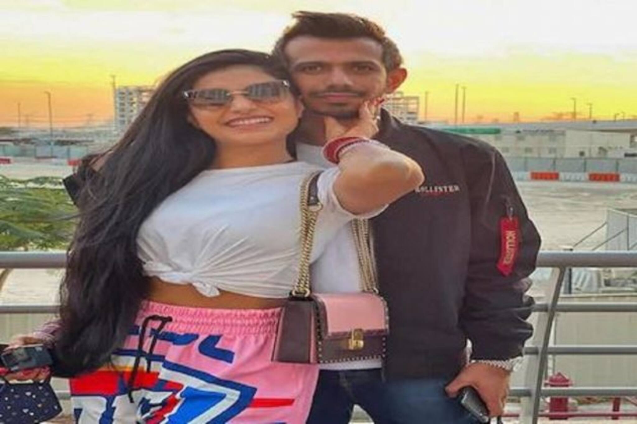 কালো ক্রপটপে যৌবন বাঁধ মানে না, ধনশ্রীর নাচ পর্দার পিছন থেকে লুকিয়ে দেখছেন খোদ স্বামী
