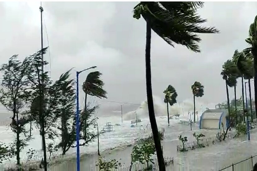 ‌শোঁ শোঁ শব্দে কান পাতা দায়। তাণ্ডব চালাচ্ছে সমুদ্র। 