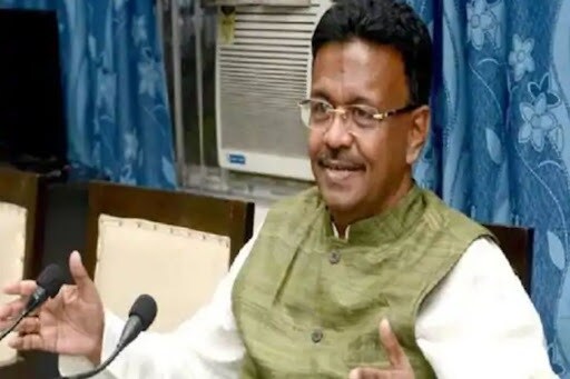 ফিরহাদ হাকিমের আগে থেকেই ক্রনিক বাওয়েল সিন্ড্রোম রয়েছে। এদিন সকালে মেডিক্যাল ডায়েট দেওয়া হয়েছে তাঁকে। ব্রেকফাস্ট এসেছে বাড়ি থেকে। ছোট মেয়ে দেখাও করেছেন সকালে। কাল মানসিক ভাবে ভেঙে পড়লেও, আজ চাঙ্গা আছেন তিনি। বাড়ির লোকের মাধ্যমেই ফিরহাদ সমর্থকদের শান্ত থাকার বার্তা দিতে চান। ফিরহাদ হাকিমের আগে থেকেই ক্রনিক বাওয়েল সিন্ড্রোম রয়েছে। এদিন সকালে মেডিক্যাল ডায়েট দেওয়া হয়েছে তাঁকে। ব্রেকফাস্ট এসেছে বাড়ি থেকে। ছোট মেয়ে দেখাও করেছেন সকালে। কাল মানসিক ভাবে ভেঙে পড়লেও, আজ চাঙ্গা আছেন তিনি। বাড়ির লোকের মাধ্যমেই ফিরহাদ সমর্থকদের শান্ত থাকার বার্তা দিতে চান।