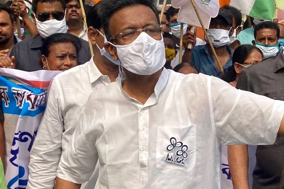 এদিকে মঙ্গলবারই জ্বর আসে ফিরহাদ হাকিমের। তিনি হাসপাতালে ভর্তি হতে রাজি হননি। সূত্রের খবর আজ সকাল থেকেই জ্বর ১০২-এর কাছাকাছি। পেটের ব্যথা আগের চেয়ে কম। এদিকে মঙ্গলবারই জ্বর আসে ফিরহাদ হাকিমের। তিনি হাসপাতালে ভর্তি হতে রাজি হননি। সূত্রের খবর আজ সকাল থেকেই জ্বর ১০২-এর কাছাকাছি। পেটের ব্যথা আগের চেয়ে কম।