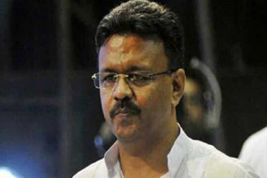 নেপথ্যে 'নেপোটিজম'