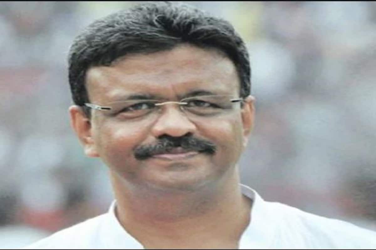 সূত্রের খবর, পেটের সমস্যা থাকায় দু' বেলা ওষুধ খেতে হয় পরিবহণমন্ত্রীকে৷ রাতে ওষুধ না খেলেও সকালে ওষুধ খেয়েছেন ফিরহাদ৷ তবে তাঁর মেয়ে অবশ্য জানিয়েছেন, শারীরিক ভাবে সুস্থ থাকলেও মানসিক ভাবে ভেঙে পড়েছেন কলকাতা পুরসভার প্রশাসক মণ্ডলীর প্রধান ফিরহাদ৷ কারণ এই অতিমারির সময় মানুষের জন্য কাজ করতে পারছেন না তিনি৷ সূত্রের খবর, পেটের সমস্যা থাকায় দু' বেলা ওষুধ খেতে হয় পরিবহণমন্ত্রীকে৷ রাতে ওষুধ না খেলেও সকালে ওষুধ খেয়েছেন ফিরহাদ৷ তবে তাঁর মেয়ে অবশ্য জানিয়েছেন, শারীরিক ভাবে সুস্থ থাকলেও মানসিক ভাবে ভেঙে পড়েছেন কলকাতা পুরসভার প্রশাসক মণ্ডলীর প্রধান ফিরহাদ৷ কারণ এই অতিমারির সময় মানুষের জন্য কাজ করতে পারছেন না তিনি৷