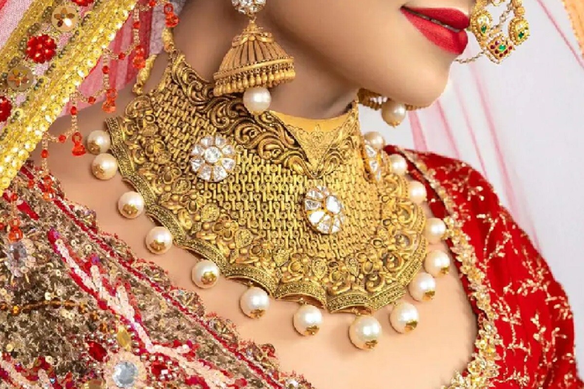 দেশের বাজারে মঙ্গলবার সোনার দামে (Gold Silver Price) পতন দেখা গিয়েছে ৷ মঙ্গলবার এমসিএক্সে (MCX) সোনার দাম ০.১১ শতাংশ কমে প্রতি ১০ গ্রামে ৪৮,৪২০ টাকা হয়েছে ৷ অন্যদিকে অবশ্য রুপোর দাম ০.৮৩ শতাংশ বেড়ে প্রতি কিলোগ্রামে ৭৪,০০০ টাকার কাছাকাছি পৌঁছে গিয়েছে ৷ দেশের বাজারে মঙ্গলবার সোনার দামে (Gold Silver Price) পতন দেখা গিয়েছে ৷ মঙ্গলবার এমসিএক্সে (MCX) সোনার দাম ০.১১ শতাংশ কমে প্রতি ১০ গ্রামে ৪৮,৪২০ টাকা হয়েছে ৷ অন্যদিকে অবশ্য রুপোর দাম ০.৮৩ শতাংশ বেড়ে প্রতি কিলোগ্রামে ৭৪,০০০ টাকার কাছাকাছি পৌঁছে গিয়েছে ৷