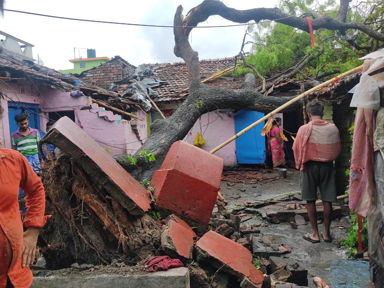 প্রবল হাওয়ার তোড়ে ব্যান্ডেল চার্চ সংলগ্ন একটি আস্ত দোকান উড়ে গিয়ে পরে পাশের খালে। প্রত্যক্ষদর্শীদের বয়ানে বেশ কিছু দোকান-পাট ব্যাপকভাবে ক্ষতিগ্রস্থ হয়েছে। আচমকা এই ঝড়ের দাপটে রীতিমতো আতঙ্কিত হয়ে পড়েন বিস্তীর্ণ এলাকার মানুষ। প্রবল হাওয়ার তোড়ে ব্যান্ডেল চার্চ সংলগ্ন একটি আস্ত দোকান উড়ে গিয়ে পরে পাশের খালে। প্রত্যক্ষদর্শীদের বয়ানে বেশ কিছু দোকান-পাট ব্যাপকভাবে ক্ষতিগ্রস্থ হয়েছে। আচমকা এই ঝড়ের দাপটে রীতিমতো আতঙ্কিত হয়ে পড়েন বিস্তীর্ণ এলাকার মানুষ।