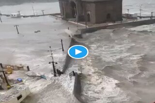 Cyclone Tauktae: Videos of huge waves crashing on the Gateway of India go viral- Photo Courtsey- Twitter/ Video Grab 