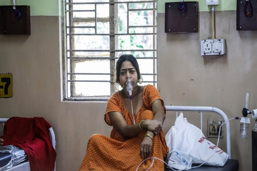 • করোনা ভাইরাসের (COVID19 Second Wave) পর এ বার ব্ল্যাক ফাঙ্গাস (Black Fungus) । নতুন রোগের ভয়ে তটস্থ গোটা ভারতবাসী । বাংলা সহ দেশ জুড়ে ব্ল্যাক ফাঙ্গাস ক্রমাগত প্রকোপ বাড়িয়ে চলেছে। গুজরাত থেকে রাজস্থানে এই রোগের প্রকোপ ক্রমাগত ভয়াবহতা প্রকাশ করতে শুরু করেছে। ইতিমধ্যেই দশটি রাজ্য এর শিকার। সাধারণত যাঁরা করোনা আক্রান্ত হচ্ছেন তাঁদের দেহেই এই ছত্রাকের প্রকোপ বেশি দেখা যাচ্ছে । • করোনা ভাইরাসের (COVID19 Second Wave) পর এ বার ব্ল্যাক ফাঙ্গাস (Black Fungus) । নতুন রোগের ভয়ে তটস্থ গোটা ভারতবাসী । বাংলা সহ দেশ জুড়ে ব্ল্যাক ফাঙ্গাস ক্রমাগত প্রকোপ বাড়িয়ে চলেছে। গুজরাত থেকে রাজস্থানে এই রোগের প্রকোপ ক্রমাগত ভয়াবহতা প্রকাশ করতে শুরু করেছে। ইতিমধ্যেই দশটি রাজ্য এর শিকার। সাধারণত যাঁরা করোনা আক্রান্ত হচ্ছেন তাঁদের দেহেই এই ছত্রাকের প্রকোপ বেশি দেখা যাচ্ছে ।