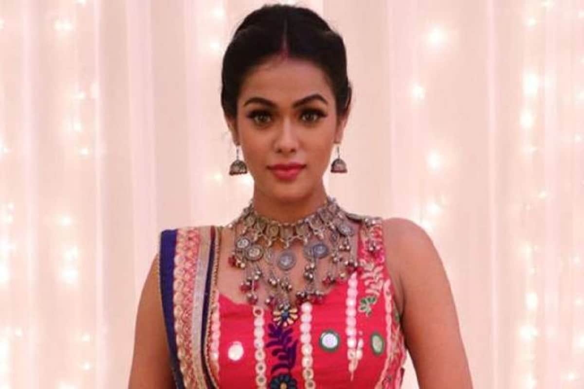 একাধিক জনপ্রিয় সিরিয়ালের পপুলার মুখ৷ তা সে কসৌটি জিন্দেগি কে ২(Kasautii Zindagii Kay 2) হোক বা নজর৷ দু‘টি সিরিয়ালে তাঁর চরিত্রের শেডও ভিন্ন এক জায়গায় তিনি রুবি অন্য জায়গায় তিনি তনভি বাজাজ৷ সিরিয়ালের চরিত্রের রূপে তাঁকে একরকম দেখতে লাগে৷ আবার তাঁকে নিজের রূপের ছটা দেখাতে দেখা যায় তখন সেটা একেবারে অন্যরকম৷ (photo credit: instagram / @sonyaaayodhya) একাধিক জনপ্রিয় সিরিয়ালের পপুলার মুখ৷ তা সে কসৌটি জিন্দেগি কে ২(Kasautii Zindagii Kay 2) হোক বা নজর৷ দু‘টি সিরিয়ালে তাঁর চরিত্রের শেডও ভিন্ন এক জায়গায় তিনি রুবি অন্য জায়গায় তিনি তনভি বাজাজ৷ সিরিয়ালের চরিত্রের রূপে তাঁকে একরকম দেখতে লাগে৷ আবার তাঁকে নিজের রূপের ছটা দেখাতে দেখা যায় তখন সেটা একেবারে অন্যরকম৷ (photo credit: instagram / @sonyaaayodhya)